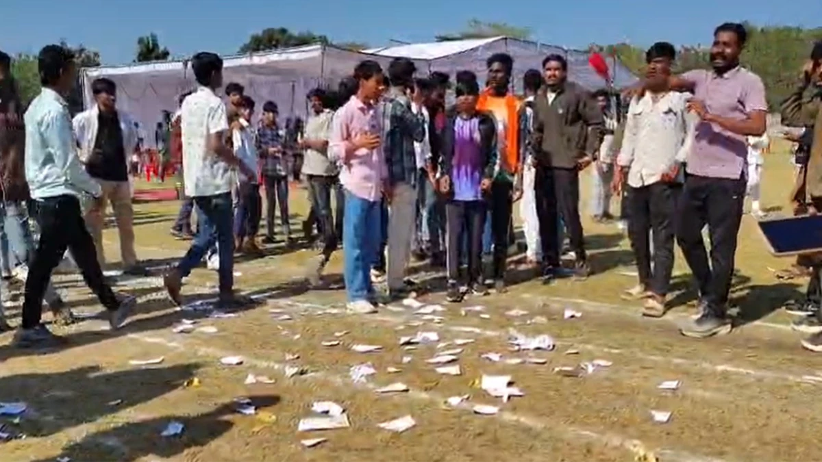 खरगोन में छात्रों ने खेल महोत्सव के दौरान मिले विजेता प्रमाण पत्र फाड़े, खिलाडि़यों ने लगाए आरोप