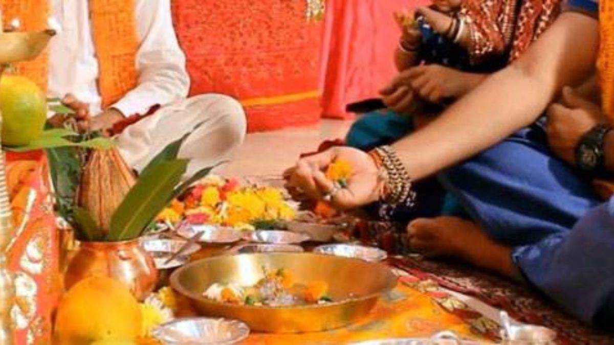 Astro Tips: अगर आप भी इस तरह के आसन पर बैठकर करते हैं पूजा, तो जान लें ये नियम