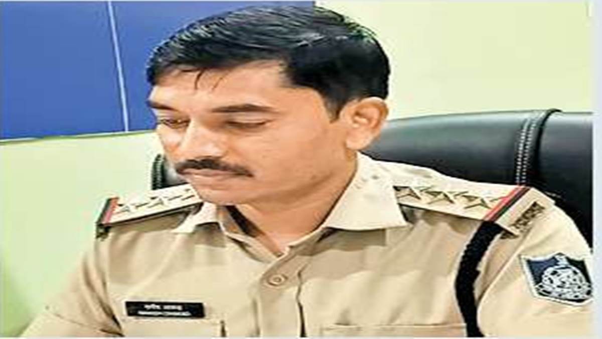 Assault on Police in Gwalior: टीआइ ने पकड़ा तो पीटा, साथी ट्रैक्टर छुड़ा ले गए, पीछा किया तो मुरैना के गांव में पुलिस पर हमला