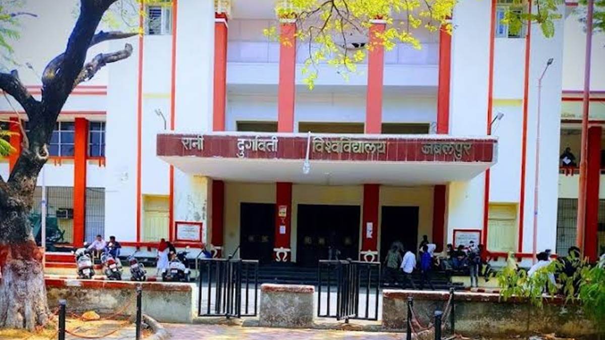 रानी दुर्गावती विश्वविद्यालय में गायब रहने वाले कर्मचारियों, शिक्षकों पर गिरेगी कार्रवाई की गाज