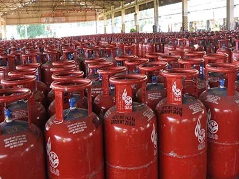 LPG Price Increased: 25 दिनों में तीसरी बार बढ़े रसोई गैस के दाम, रायपुर में कीमत 865 रुपये 50 पैसे