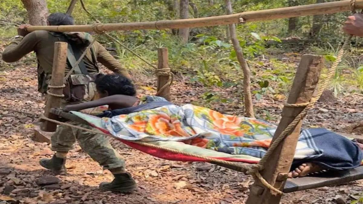 बीजापुर में मानवता की मिसाल, झुलसी कराहती महिला को जवानों ने कुछ इस तरह बचाया कि जानकर दाद देंगे