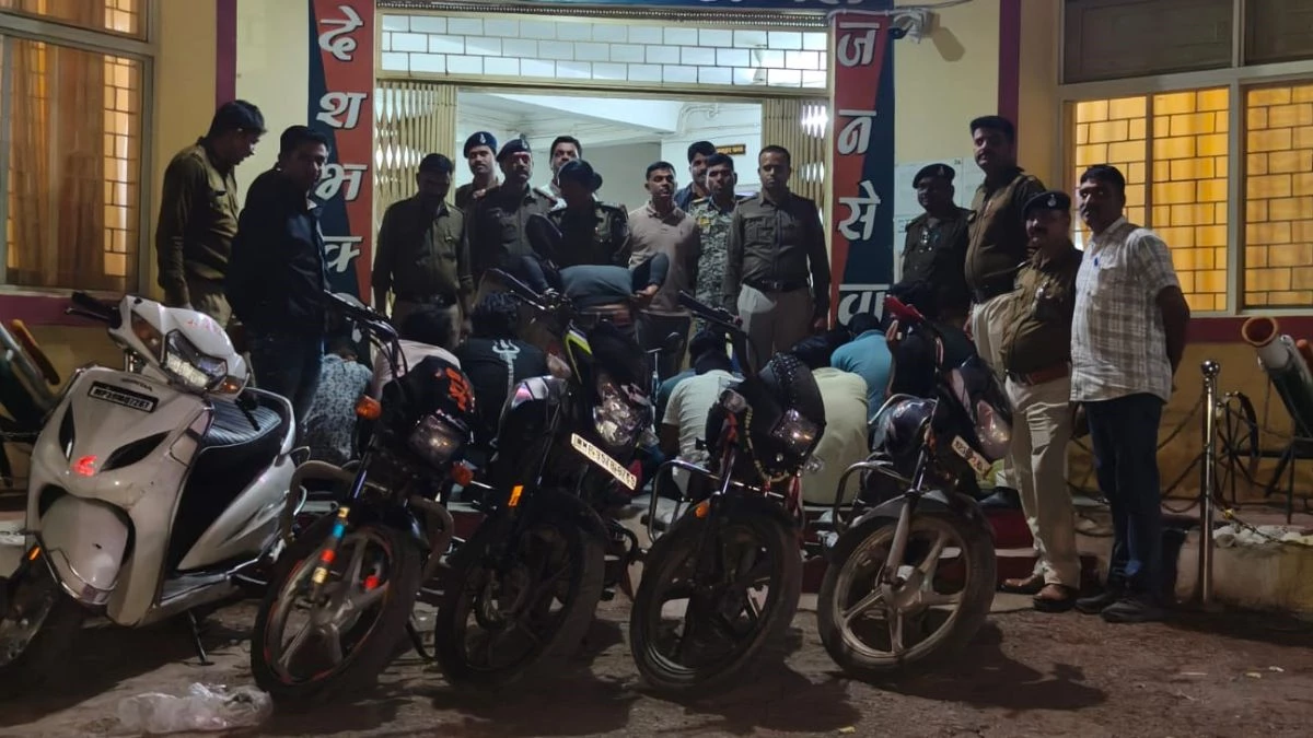 राजगढ़ में पुलिस क्वार्टर से चल रहा था जुआ, BJP नेता और पुलिसकर्मी के बेटे सहित 12 गिरफ्तार