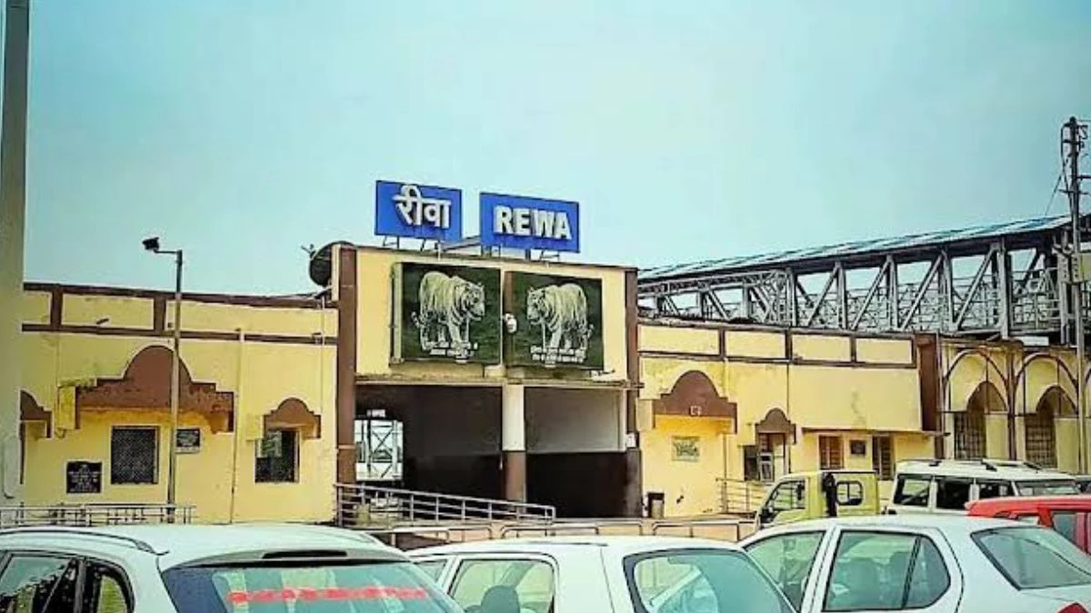 रीवा रेलवे स्टेशन पर पिक एंड ड्रॉप व पार्किंग में मनमानी वसूली, पूर्व विधायक ने धरना दिया