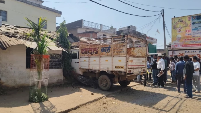 MP के कटनी में स्कूल में घुसा बेकाबू वाहन, पीछे के रास्ते से निकाले सौ बच्चे