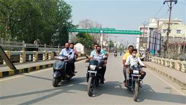 नगर निगम आयुक्त दुपहिया में लिए निकले शहर का जायजा लेने