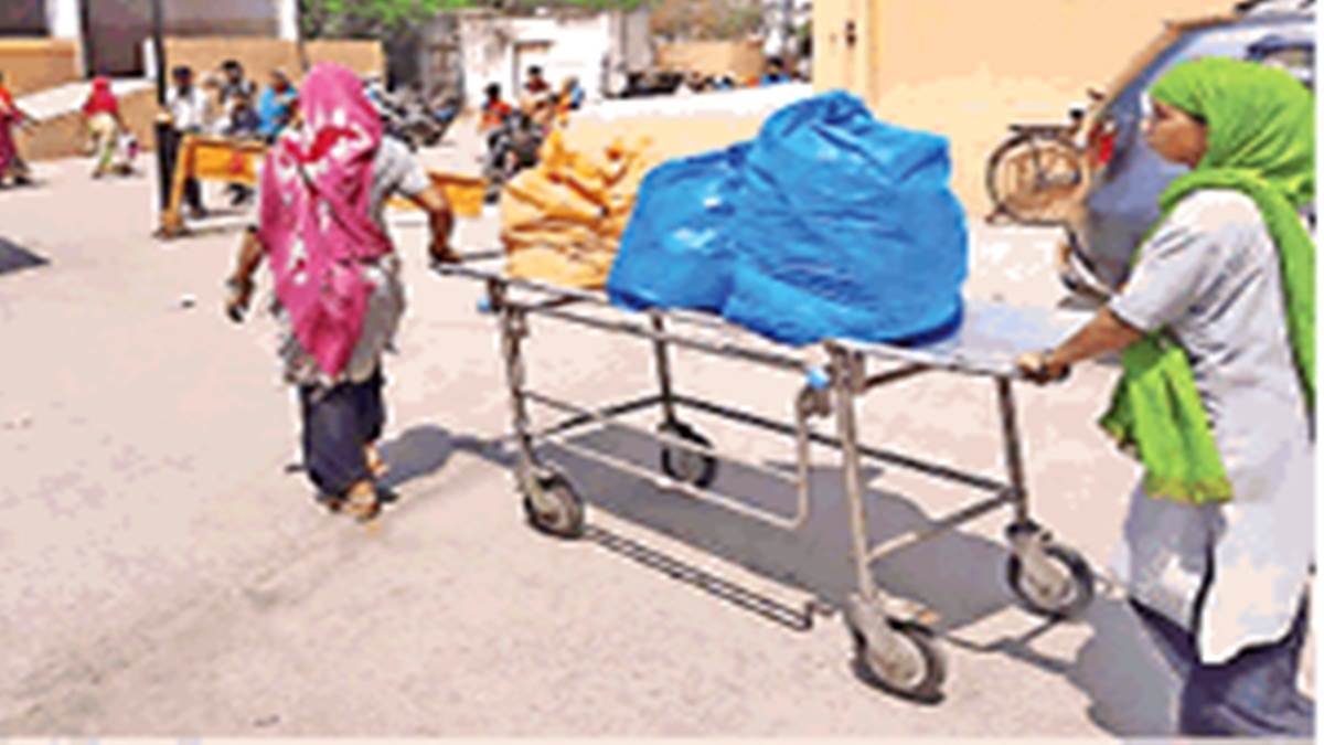 Negligence in hospital in Gwalior: ड्यूटी डाक्टर और नर्सिंग स्टाफ निलंबित, प्रबंधक को नोटिस