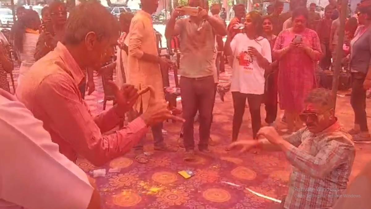 Holi 2024 : जबलपुर में अतिरिक्त पुलिस अधीक्षक सूर्यकांत शर्मा बने नागिन, पुलिस लाइन में होली की हुरदंग