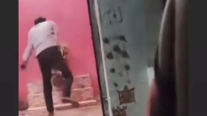 पहले काली मां को दी गाली फिर पत्थर से तोड़ दी प्रतिमा, नवरात्रि में भाई की हुई हत्या के लिए भगवान को मान रहा था दोषी