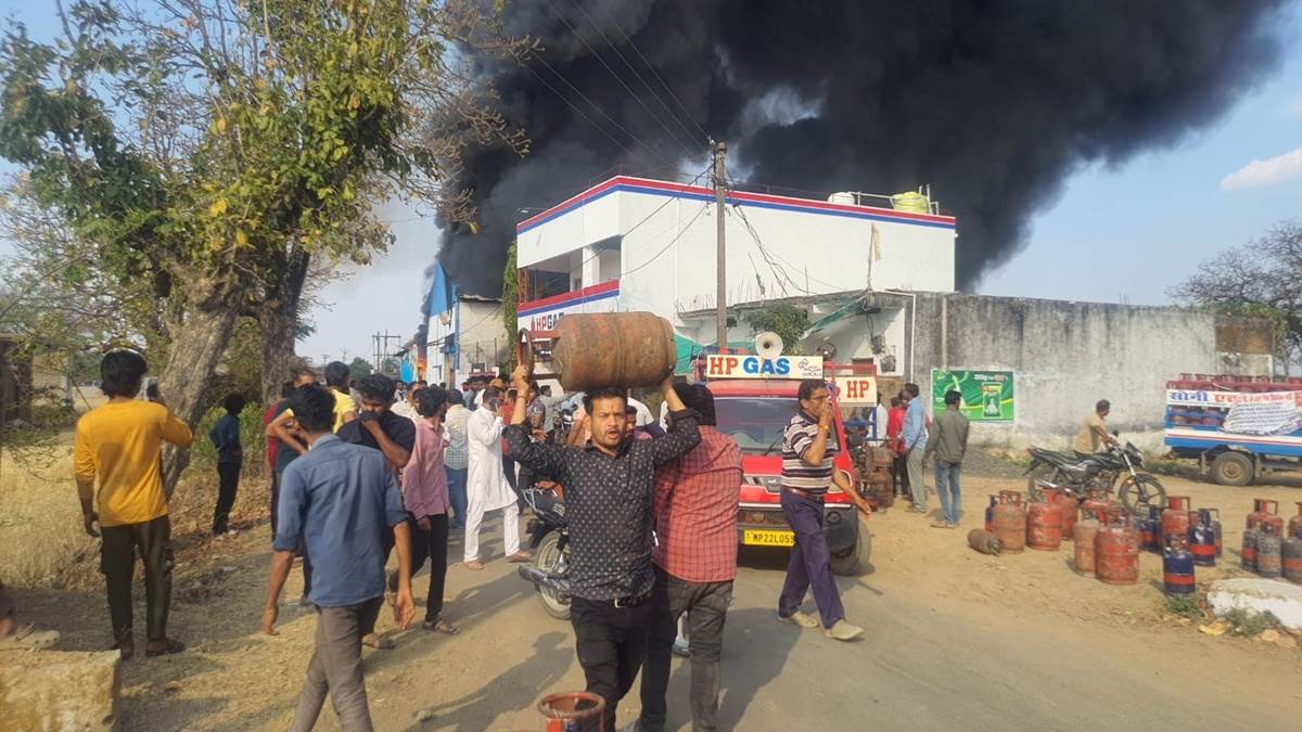 सिवनी में रूई गोदाम-फैक्ट्री में लगी भीषण आग, गैस सिलिंडर गाेदाम तक नहीं पहुंची लपटें