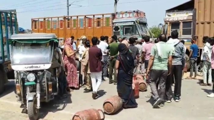 मुरैना में LPG न ​मिलने से गुस्साए लोगों ने खाली सिलिंडर सड़क पर रख लगाया जाम