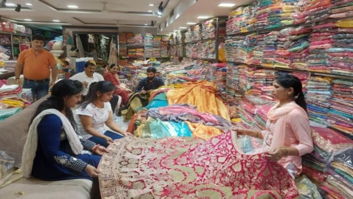 कपड़ा बाजार पर युद्ध की मार... सिंथेटिक कपड़ों के दाम 15% तक उछले, सूरत की मिलों में उत्पादन ठप