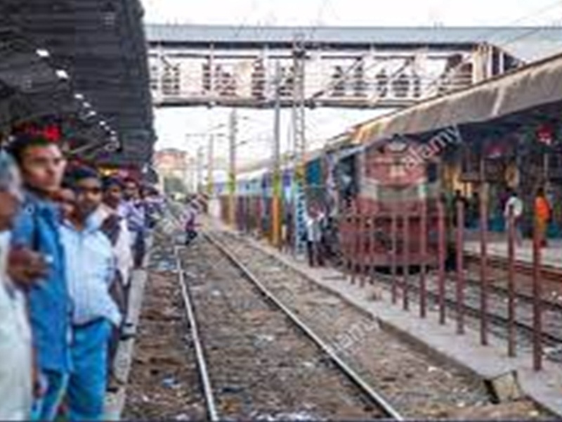 Gwalior Railway News: ट्रेन पकड़ने की जल्दी में पटरी पर गिरा यात्री, बाल-बाल बची जान