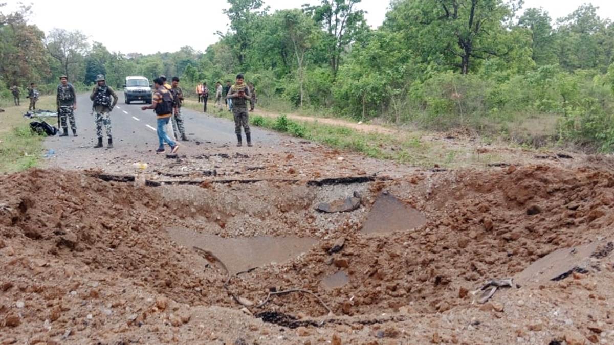 दंतेवाड़ा में हुए नक्सली हमले में DRG के 10 जवान व एक वाहन चालक शहीद-10 DRG jawans and a driver martyred in Naxalite attack in Dantewada