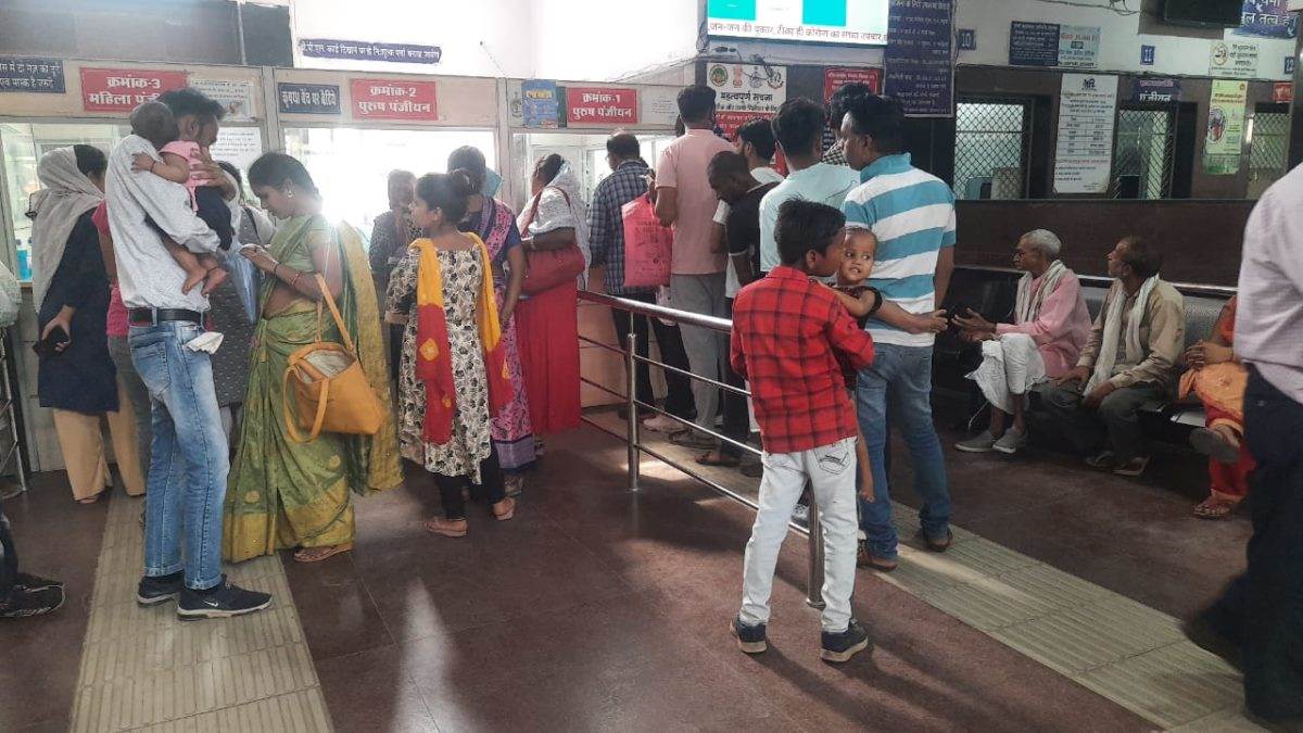 Doctors in OPD Realty Check ये है भोपाल समेत आसपास के अंचल में सरकारी