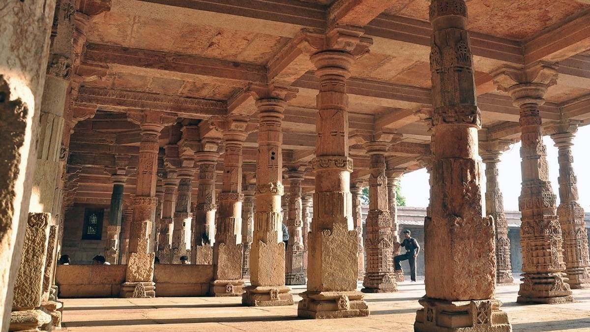 Dhar Bhojshala ASI Survey: धार की भोजशाला में खोदाई में मिली खंडित प्रतिमा, हिंदू पक्ष ने किया सनातन से जुड़ी होने का दावा