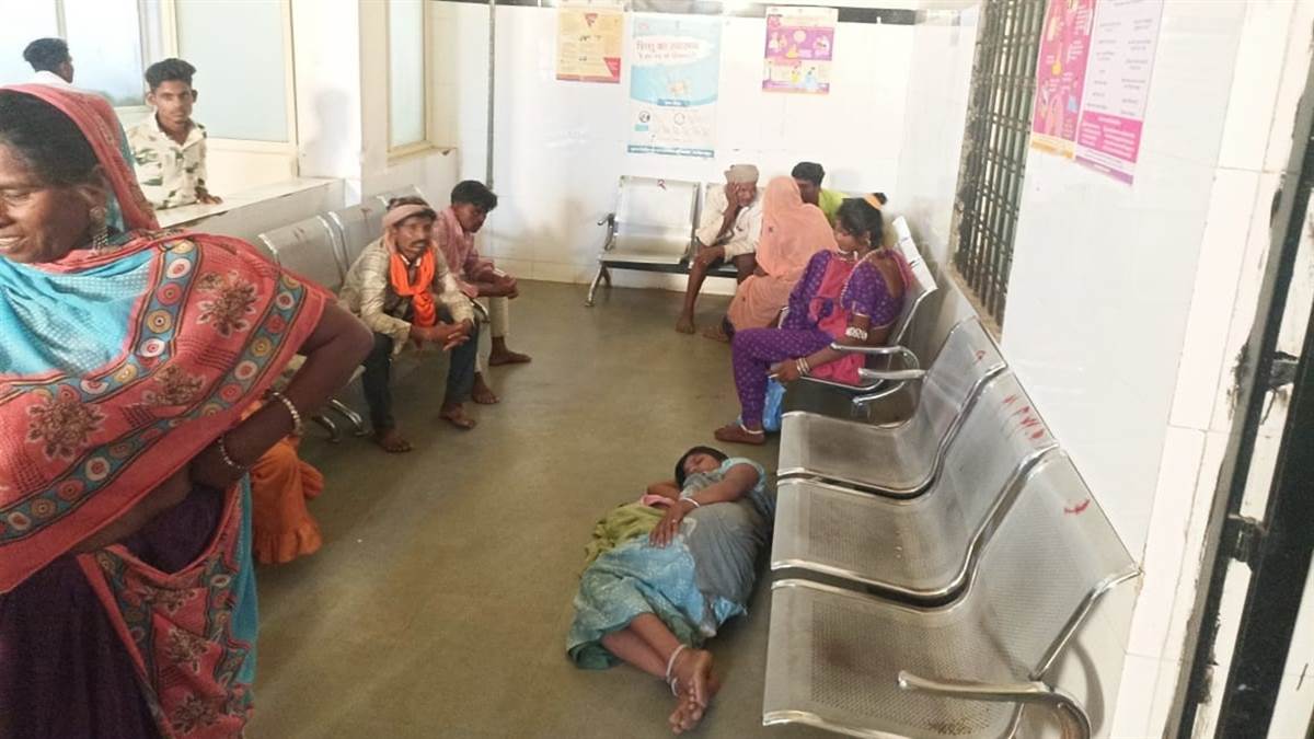 MP के आलीराजपुर में व्‍यवस्‍था का अमानवीय चेहरा, नवजात संग प्रसूता को तीन घंटे जमीन पर लेटाया