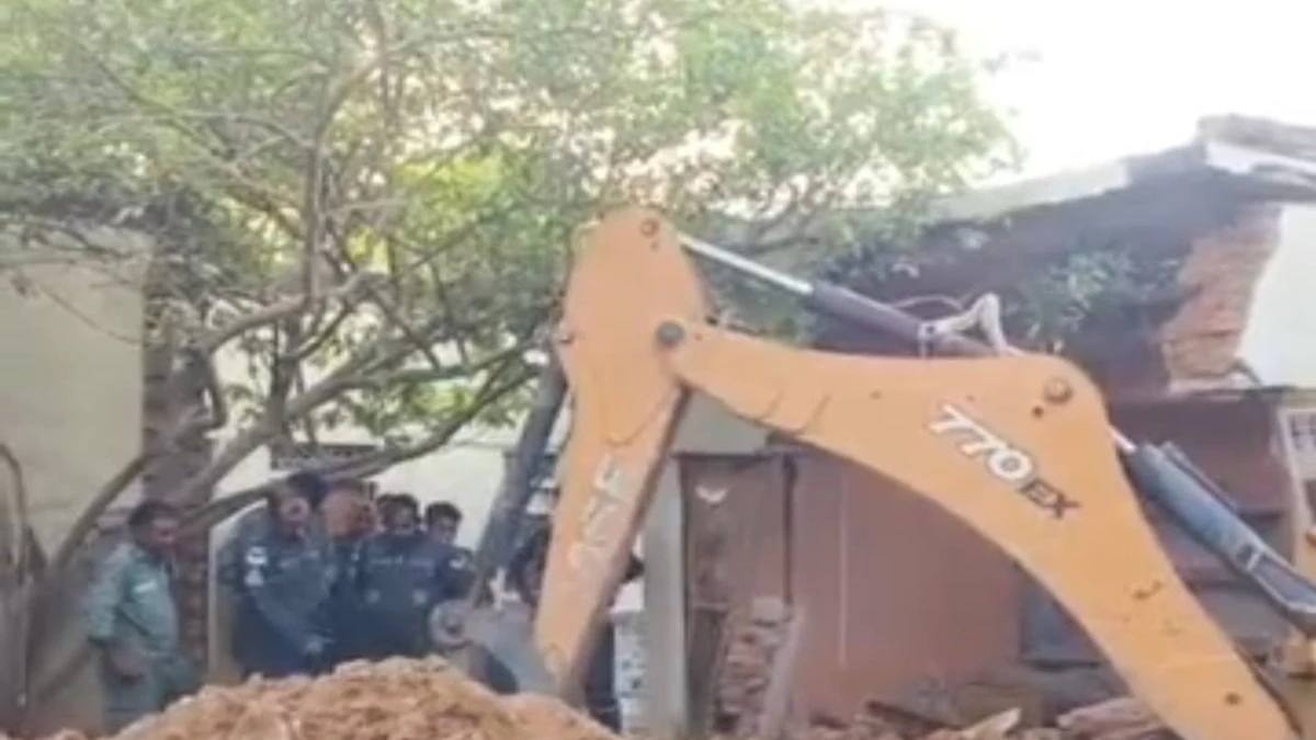Shivpuri News: The entire area searched by metal detector, collecting pieces of metal and left Air Force