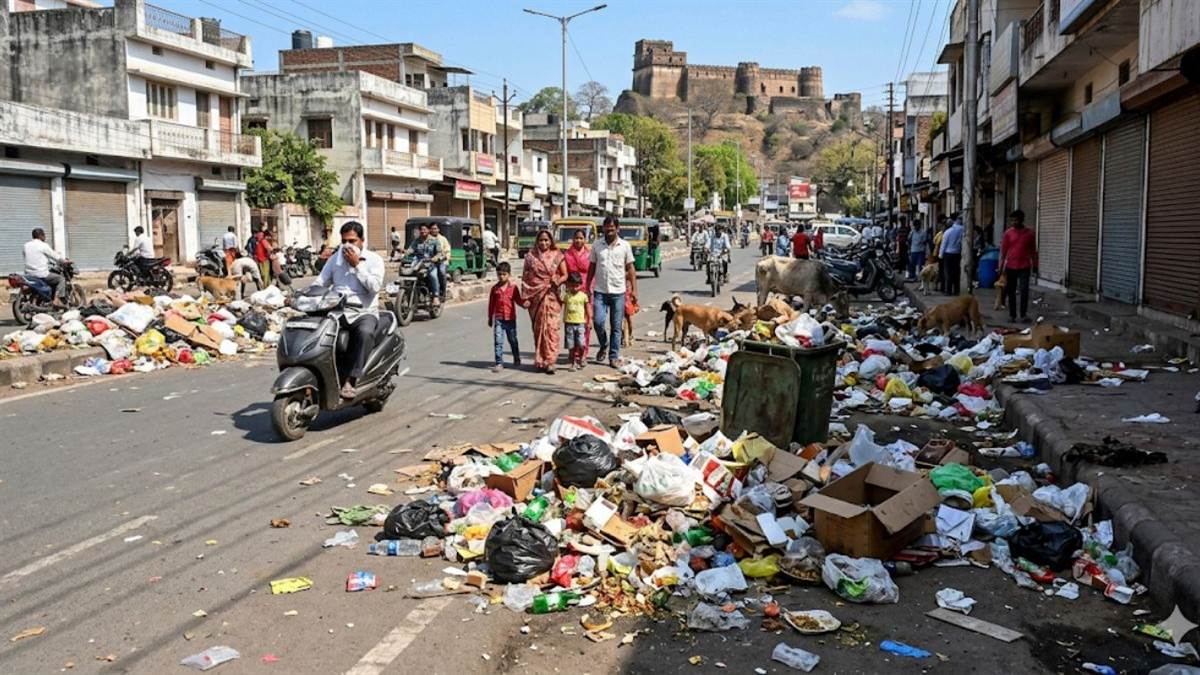 रविवार की छुट्टी ने बिगाड़ी जबलपुर की सूरत, सड़कों पर कचरे का अंबार, 'स्वच्छ शहर' के दावों की खुली पोल