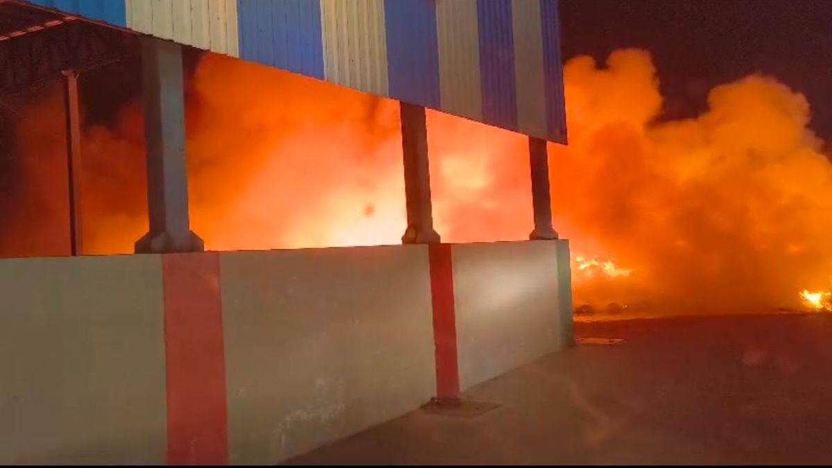 भोपाल में कचरा ट्रांसफर स्टेशन में लगी भीषण आग, काबू पाने में लग गए 10 घंटे; दहशत में रातभर सो नहीं पाए लोग