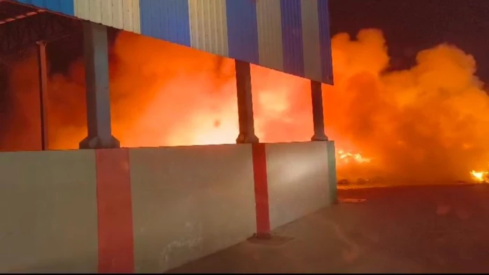 भोपाल में कचरा ट्रांसफर स्टेशन में लगी भीषण आग, काबू पाने में लग गए 10 घंटे; दहशत में रातभर सो नहीं पाए लोग