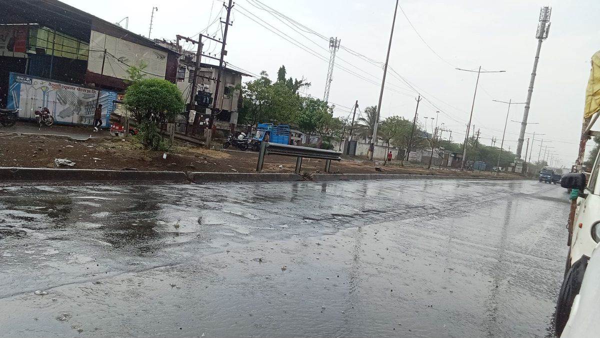 Rain in Indore: इंदौर में मौसम का यू-टर्न... भीषण गर्मी के बीच झमाझम बारिश से मिली राहत