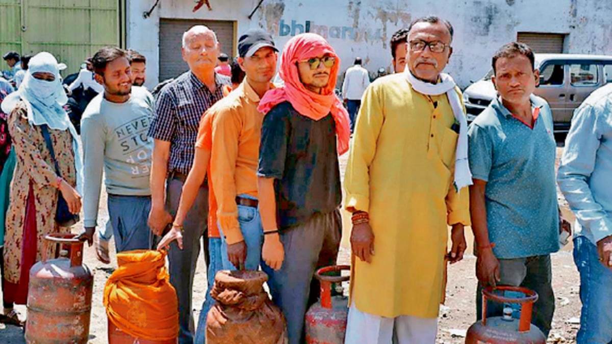 जबलपुर में बुकिंग के बाद भी एलपीजी सिलिंडर के लिए लोगों करना पड़ रहा लंबा इंतजार