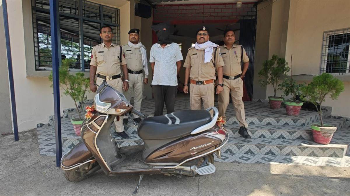 शहडोल का 'VIP' चोर, 108 एम्बुलेंस से सामुदायिक स्वास्थ्य केंद्र आया और एएनएम की स्कूटी लेकर हुआ फरार, सीसीटीवी ने खोली पोल