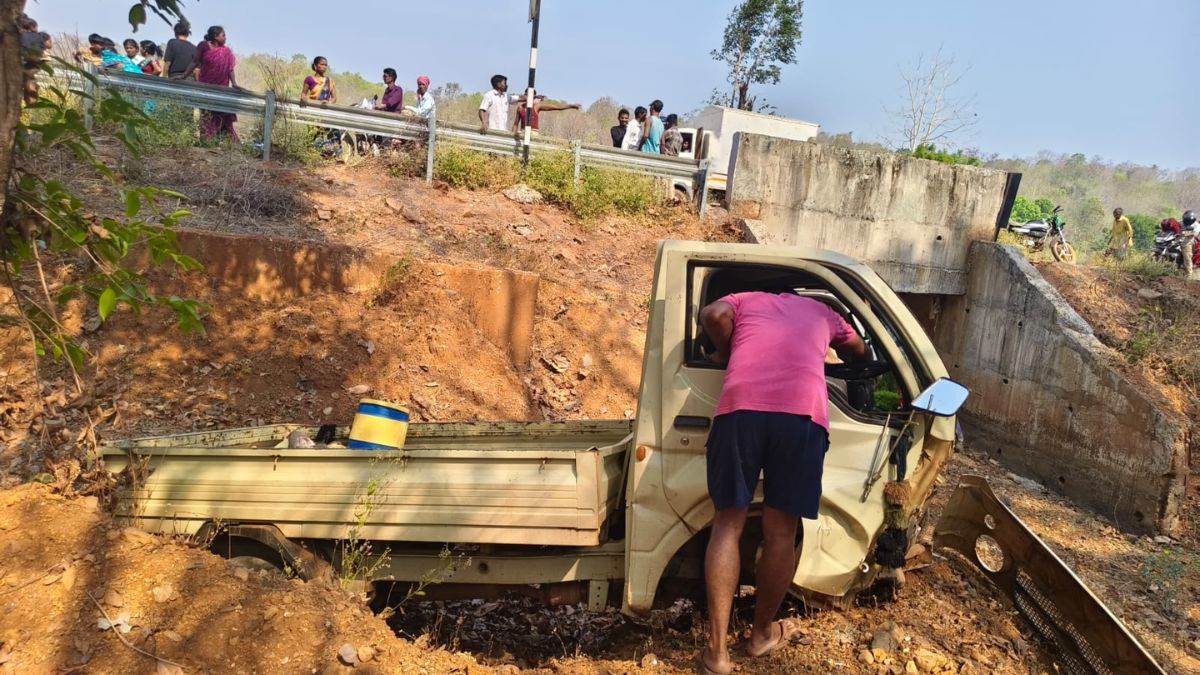 छत्तीसगढ़ में नेशनल हाईवे 930 पर मालवाहक पलटा, दो महिलाओं की मौत, चार की हालत गंभीर