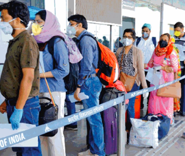 भोपाल एयरपोर्ट पर नहीं हुआ शारीरिक दूरी का पालन