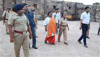 उमा भारती ने शिव मंदिर पहुंचकर बाहर से किए दर्शन, ट्वीट किया