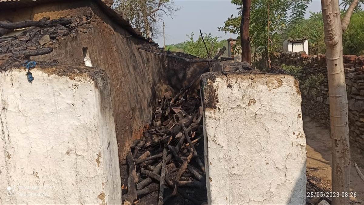 Janjgir Champa News : सो रहा था परिवार, घर में लग गई आग