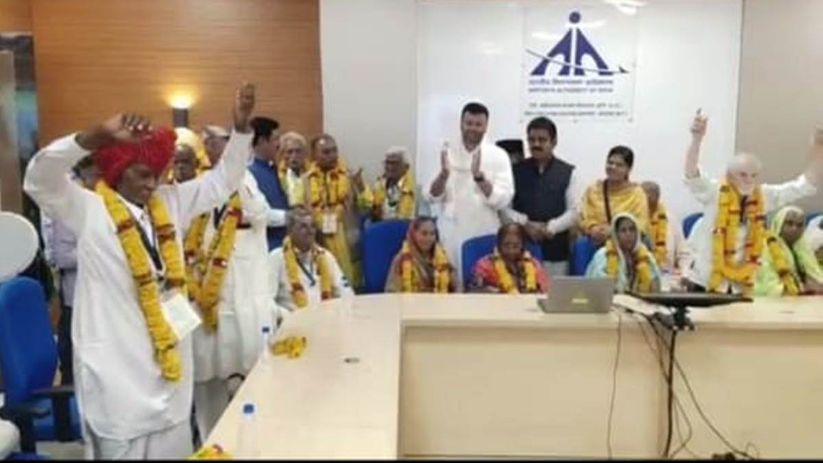 CM Tirth Darshan Yojana: देवास जिले के बुजुर्ग हवाई जहाज से जाएंगे शिर्डी