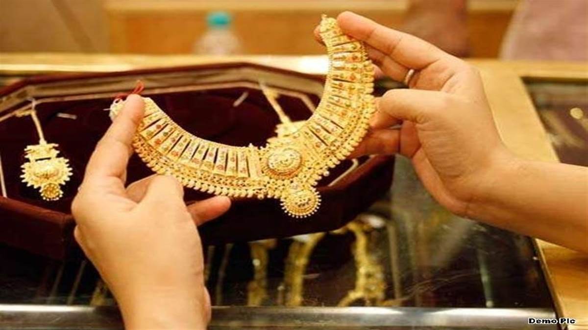 Gold Price in Raipur: सोने के भाव में जबरदस्‍त गिरावट, चांदी भी 700 रुपये लुढ़की, जानें कितने गिर गए भाव