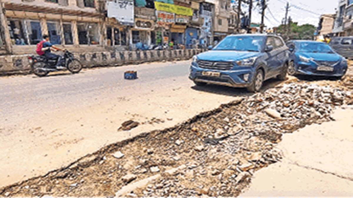 Smart Road in Gwalior: अमृत की पाइप लाइनों से "स्मार्ट रोड" बर्बाद