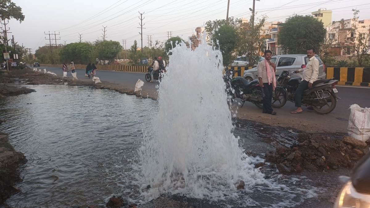 Jabalpur News : उखरी रोड पर 20 फीट ऊंचा फव्वारा फूटा, सैकड़ों लीटर पानी व्यर्थ बहा
