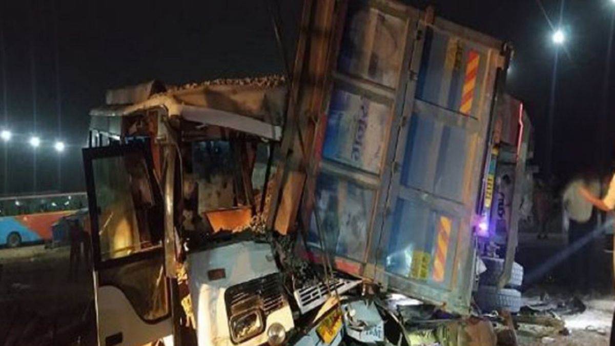 Shahjahanpur Accident: यूपी में भीषण हादसा, शाहजहांपुर में श्रद्धालुओं की बस में घुसा ओवरलोड डंपर, 11 की मौत