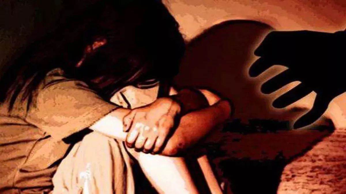 अंधेरे का फायदा उठाकर कमरे में खींचा, मुंह में ठूंसा रूमाल, भाई का जन्मदिन मनाने आई मासूम से ताऊ ने की दरिंदगी