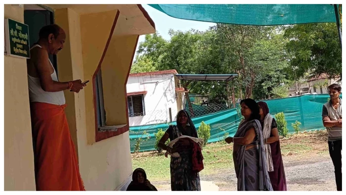 दमोह में नहीं किया भर्ती, जबलपुर रेफर, प्रसूता ने रास्ते में दिया नवजात को जन्म, 108 एम्बुलेंस चालक ने 400 रुपये वसूले