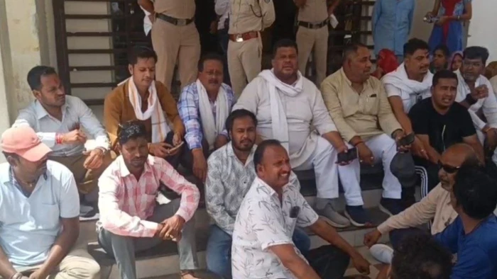 उज्जैन में भतीजे को पकडने गए पुलिसकर्मियों ने चाचा व भाई को पीटा, एसपी ने किया लाइन अटैच