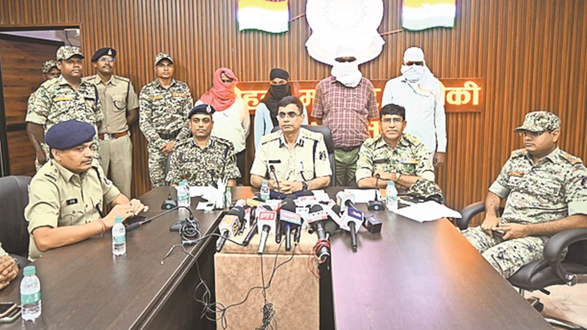 CG Naxal News: छत्‍तीसगढ़ में नक्‍सलियों की मदद करने वाला पंचायत सचिव समेत चार गिरफ्तार, सहयोग के लिए खरीदा ट्रैक्टर