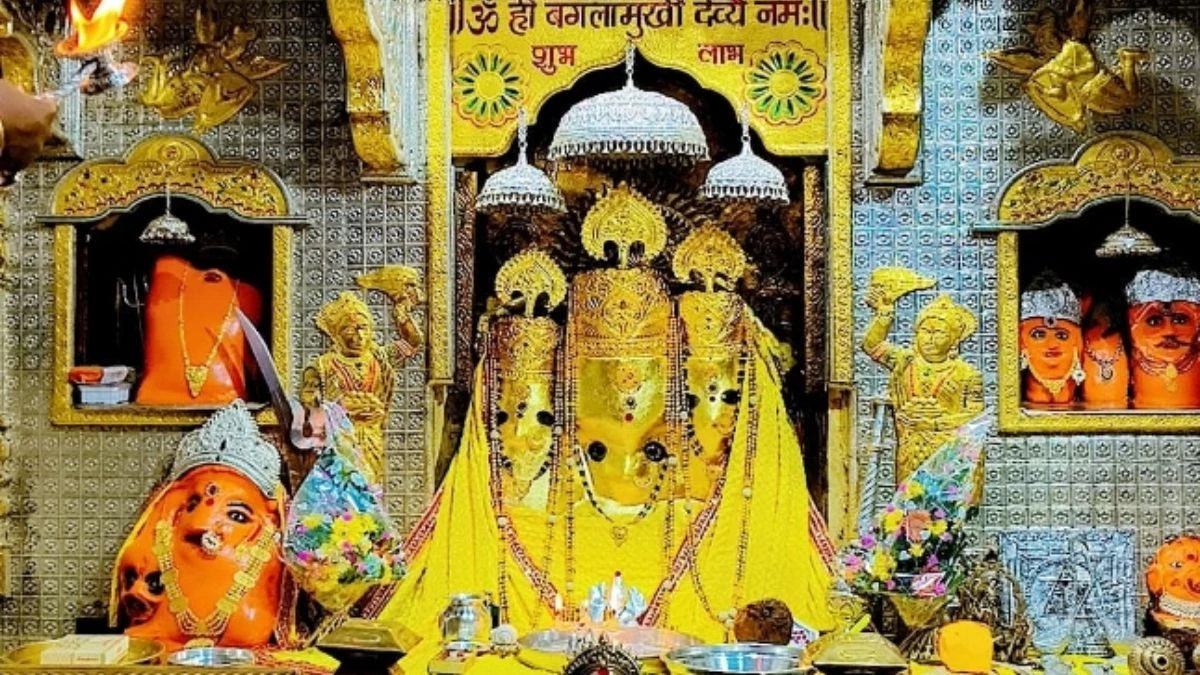 Gupt Navratri 2025: गुप्त नवरात्र पर पीतांबरा शक्तिपीठ मां बगलामुखी मंदिर में उमड़े श्रद्धालु, दो राज्यों के नेता भी पूजन में हुए शामिल