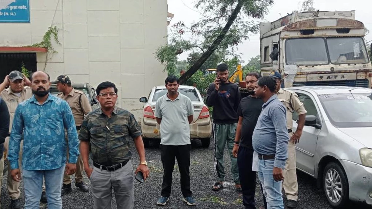 इंदौर में आरटीओ कर्मचारियों ने बुक की टैक्सी, ड्राइवर गाड़ी लेकर आया तो कर ली जब्त... जानिए इसका कारण