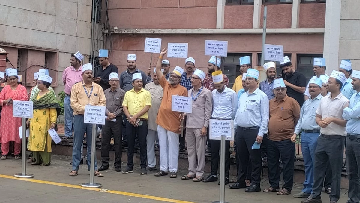 MP Promotion Rules 2025: मंत्रालय में पदोन्नति नियम 2025 को लेकर हुई बैठक, उधर गेट पर इसके खिलाफ प्रदर्शन
