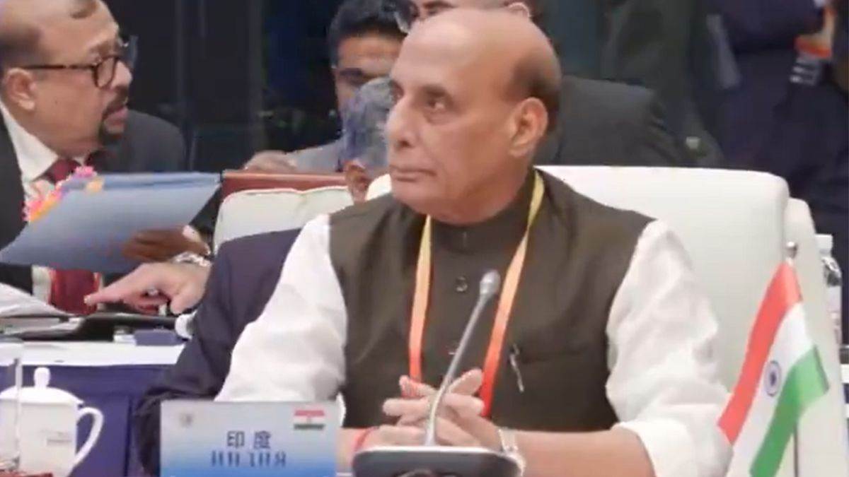 Rajnath Singh at Shanghai Summit: सामने बैठे थे ख्वाजा आसिफ और राजनाथ सिंह ने पाकिस्तान को सुना दी खरी-खरी… शंघाई समिट में क्या बोले रक्षा मंत्री