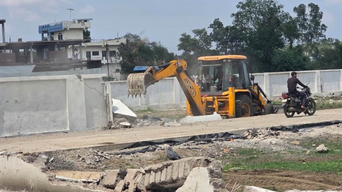 भोपाल में अवैध कॉलोनियों पर बुलडोजर, मेंडोरी-बेरखेड़ी में 27 करोड़ की जमीन पर कार्रवाई, 6 दिन में 150 करोड़ की प्लाटिंग ध्वस्त