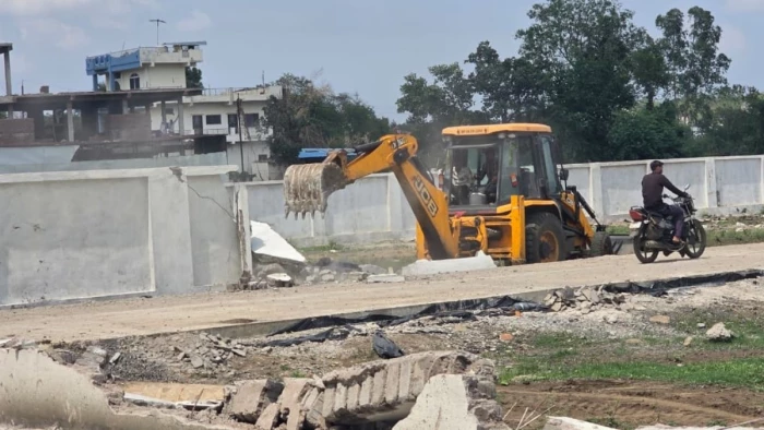 भोपाल में अवैध कॉलोनियों पर बुलडोजर, मेंडोरी-बेरखेड़ी में 27 करोड़ की जमीन पर कार्रवाई, 6 दिन में 150 करोड़ की प्लाटिंग ध्वस्त