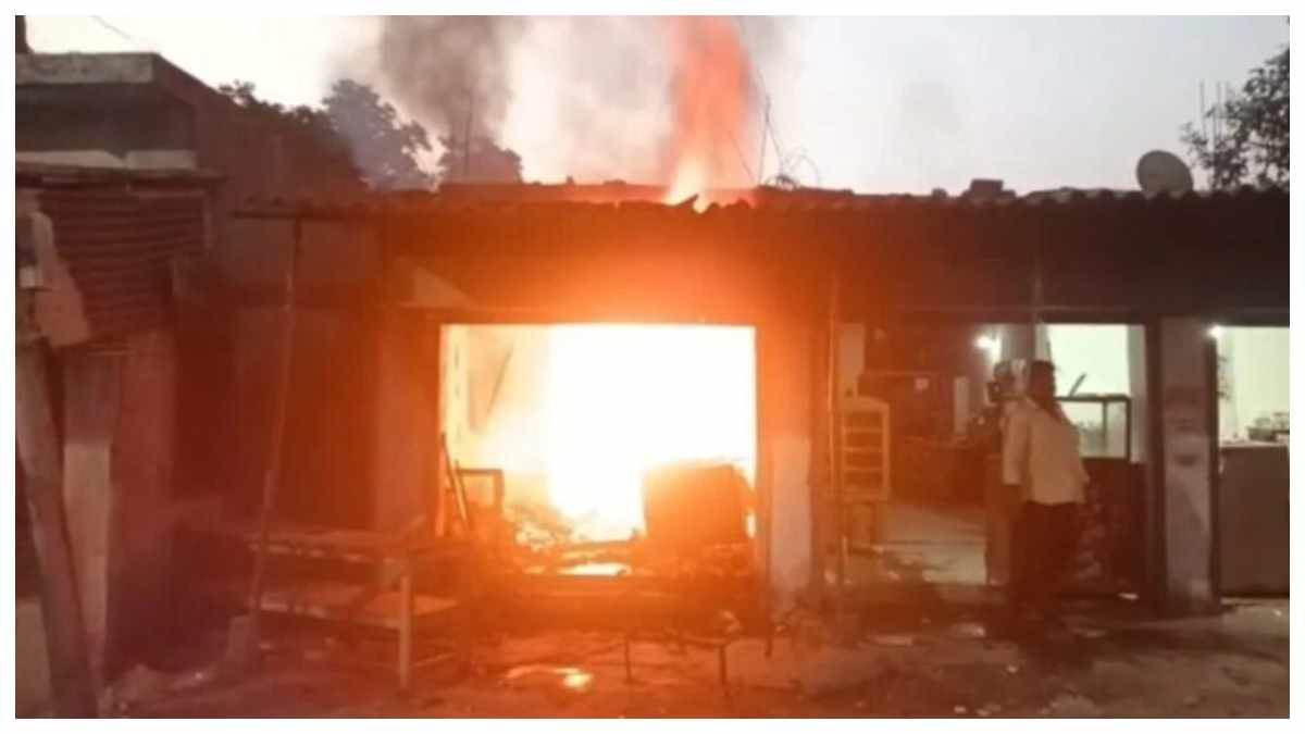 कोरबा: बांकीमोंगरा के सोमवारी बाजार में फर्नीचर दुकान में लगी इस भीषण आग, व्यापारी को भारी नुकसान