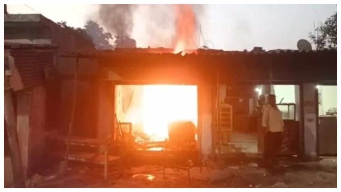 कोरबा: बांकीमोंगरा के सोमवारी बाजार में फर्नीचर दुकान में लगी इस भीषण आग, व्यापारी को भारी नुकसान