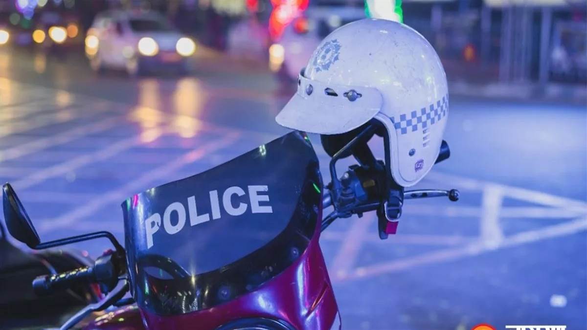 हाईवे पर चलती बाइक पर स्‍टंट का वीडियो बनवा रहा था, पुलिस ने पकड़ा तो बोला फेमस होना चाहता हूं